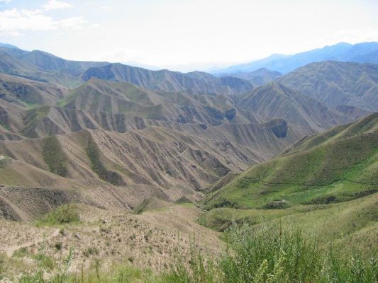 IMG 0499
Долина р. Кекемерен. Осадочные породы - горы, сложенные из песка, глины и камней. В этих местах нередки селевые сходы, когда огромные массы грунта "сползают" под действием дождей. 
Keywords: киргизия горы