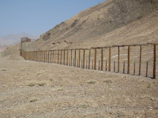 IMG 3133
Полоса отчуждения возле границы с Китаем. В настоящее время таджики за своей стороной практически не следят - граница открыта. Правда на другой стороне хребта китайцы постреливают :)
Keywords: Памир