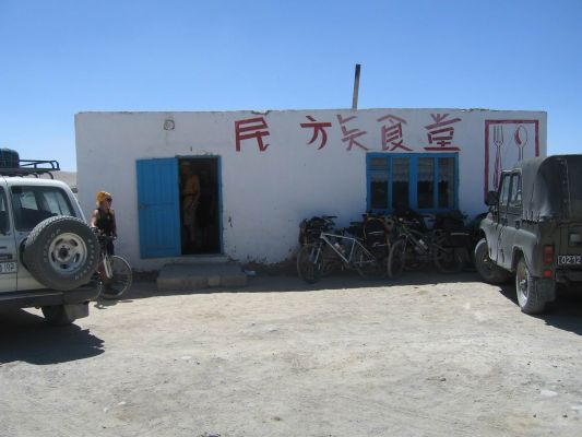 iMG 2439
Чувствуется влияние соседнего Китая, до которого тут меньше сотни километров - местные таджики на придорожном кафе написали иероглифами
Keywords: Памир