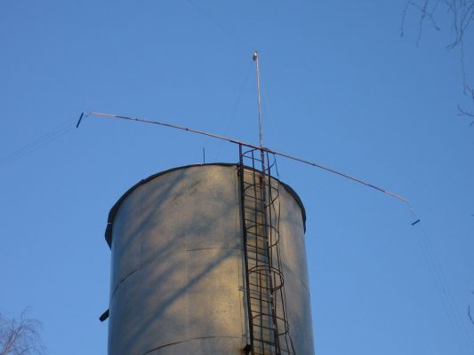 izobrazenie 010
Сверху на 6 метровом буме расположены проволочные вертикалы на 80м(запад-восток)
