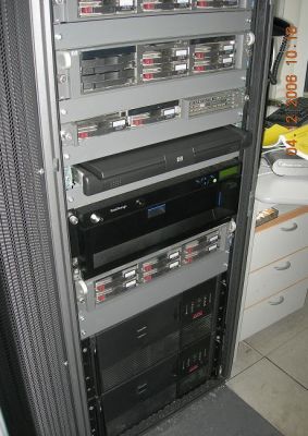 DSCN3877
Серверная стойка снизу
