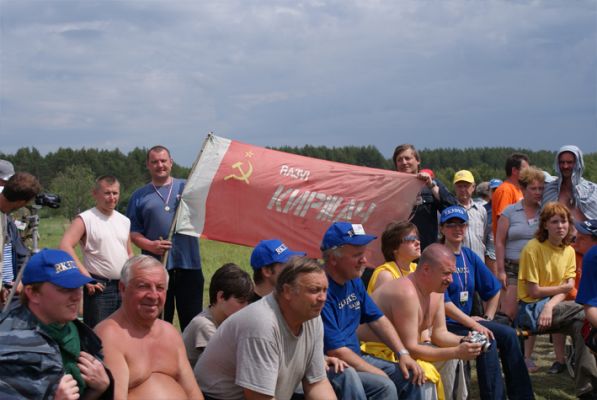 Закрытие слёта Встреча старых друзей 2008 г Команда гКиржач с боевым знаменем
