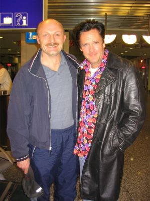 AAndy and actor Michael Madsen
Leteli v odnom samolete iz NYC: Mishka Madsen - v Kanny na Premjeru "Kill Bill-2", Andryxa-EW1AR-NP3D -v Minsk, domoj. 
