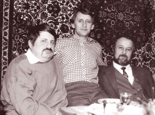 RA1AAC
Дружеское застолье .Слева направо: Гена Алексеенко - RA1AAC ,  Валентин Иванов - RX1AG 
