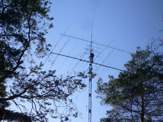 wysoko zabralsa
на высоте 45 метров UA3AKO монтирует антенны 4 по 15 на 430мгц

