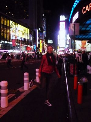 Олеся на улице вечернего  Нью-Йорка
