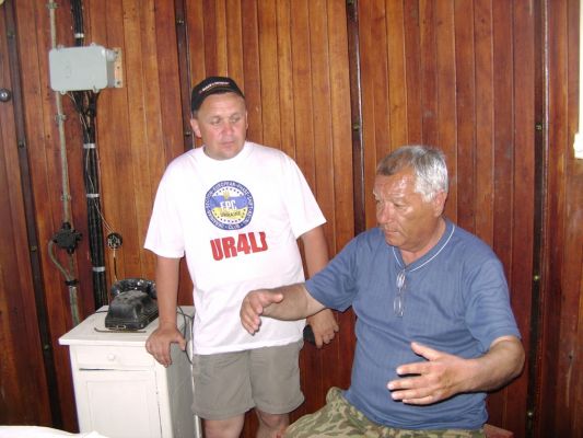 DSC04295
Служащий Александр Иванович и UR4LJ 
в бывшей вахтенной комнате на маяке.
