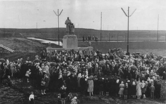 8
Открытие памятника погибшим советским воинам в Великой отечественной войне в пос. Червоный Донец
