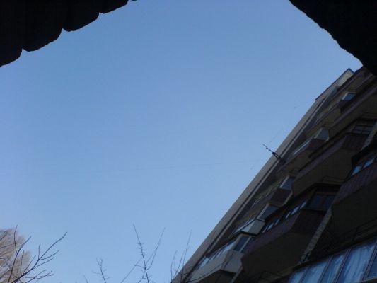 DSC02335
Дельта на 80 (присмотритесь, верхний угол у крыши, второй на балконе, третий не вошел в кадр, находится в 12 метрах от земли и оттяжка к столбу освещения), а также, на балконе вертикальный диполь на 11 и 10 метров
Keywords: антенна дельта диполь ur3qnr