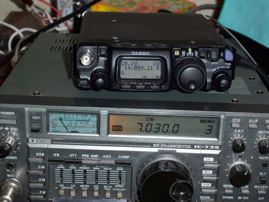 100 5067
Мой шэк с трансиверами IC-735, FT-817 дома в Турме.
